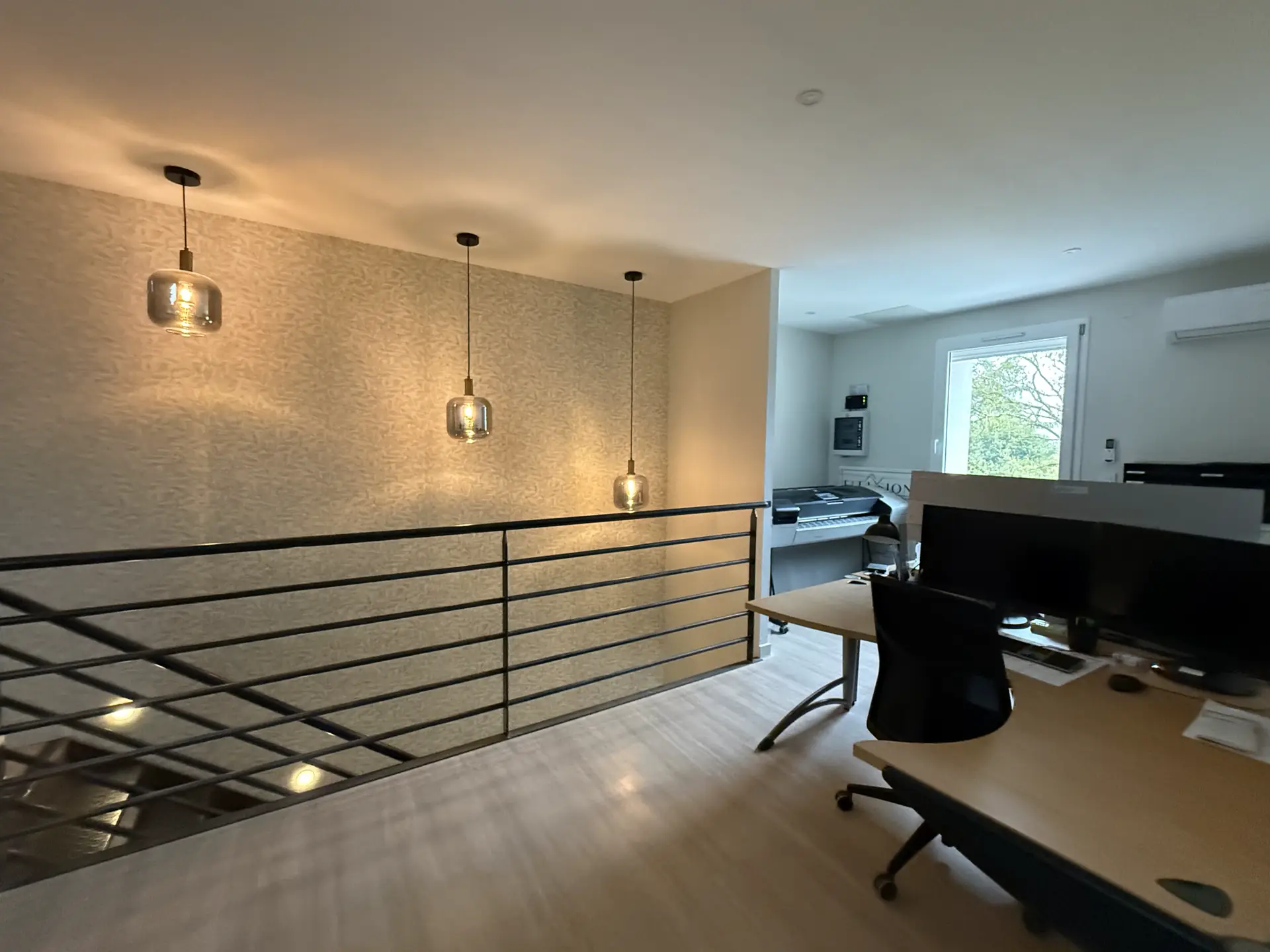 Mezzanine de bureaux avec suspensions et garde-corps métallique chez Effusion à Vernioz