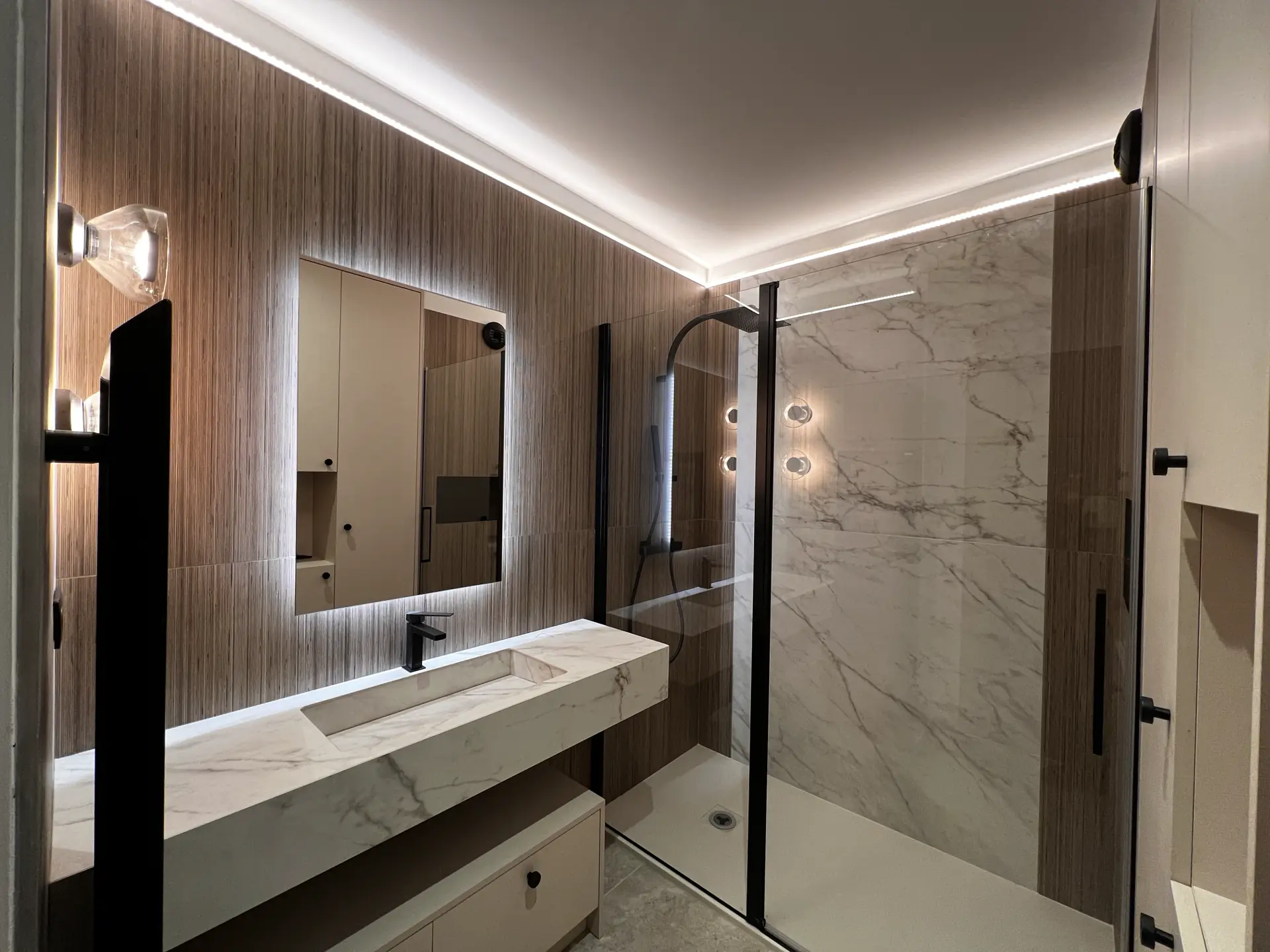 Salle de bains avec vasque effet marbre, miroir lumineux et douche à l'italienne à Vienne